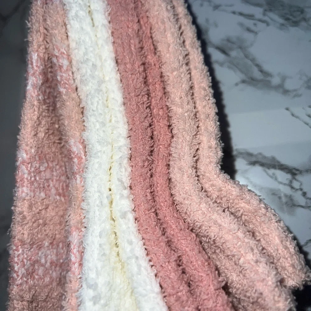 Tahari Plush Socks 4pk - Picture 3 of 4